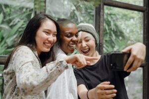 image-showing-happy-women-in-a-social-situation